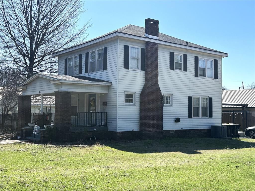 Image 1 of property listing at 501 E 9th Street, Holdenville, OK 74848