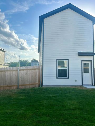 3 Trinity CIR, Lockhart, TX 78644