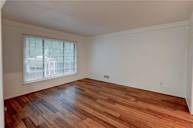 520 S Meadowbrook Lane, Olathe, KS 66062