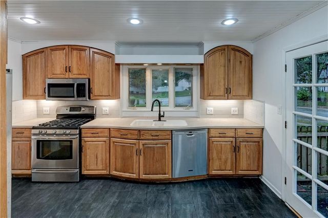 520 S Meadowbrook Lane, Olathe, KS 66062