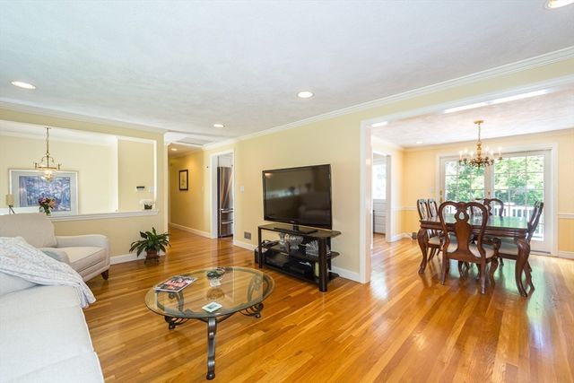 9 Riverbend Dr, Natick, MA 01760