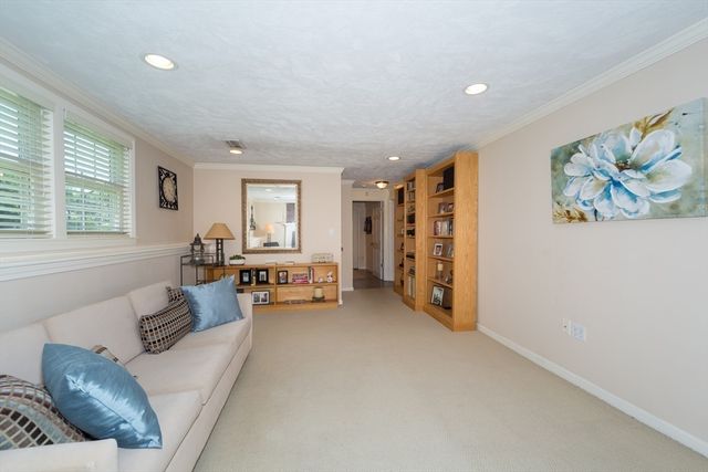 9 Riverbend Dr, Natick, MA 01760