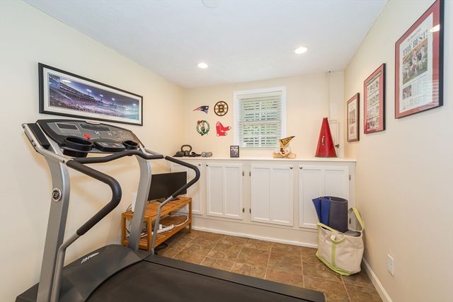 9 Riverbend Dr, Natick, MA 01760