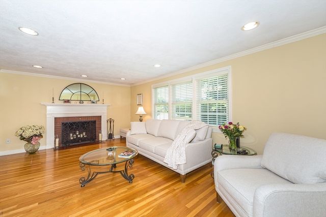 9 Riverbend Dr, Natick, MA 01760