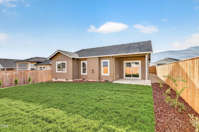 3233 Garner Way, Medford, OR 97504