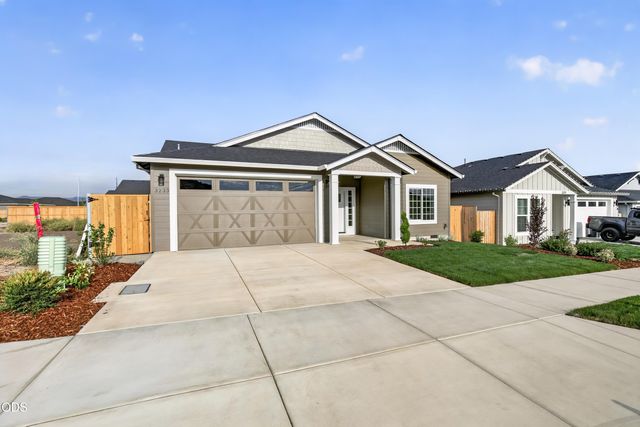 3233 Garner Way, Medford, OR 97504