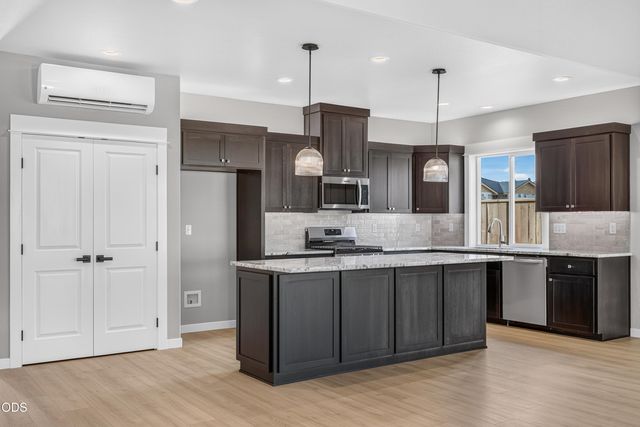 3233 Garner Way, Medford, OR 97504