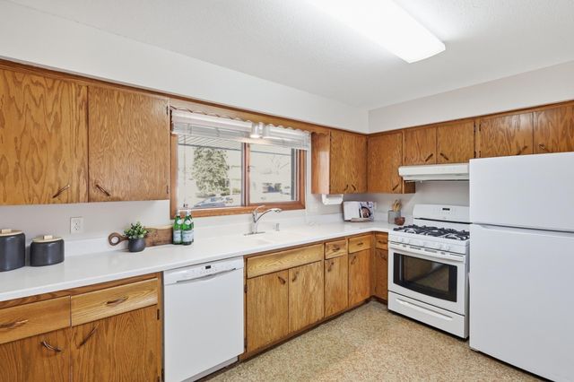 8409 32nd Place N, Crystal, MN 55427