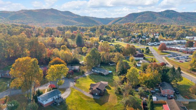 2 Broadwood Circle, Johnson City, TN 37604