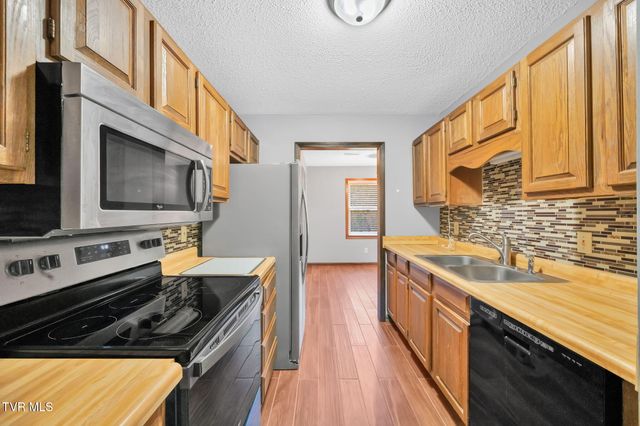 2 Broadwood Circle, Johnson City, TN 37604