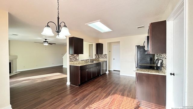 8018 Chestnut Gate Dr, Converse, TX 78109