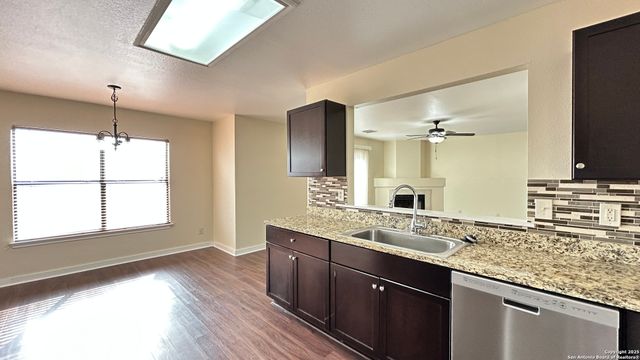 8018 Chestnut Gate Dr, Converse, TX 78109