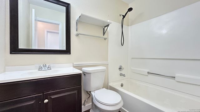 8018 Chestnut Gate Dr, Converse, TX 78109