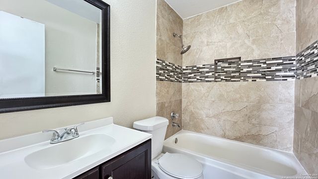 8018 Chestnut Gate Dr, Converse, TX 78109