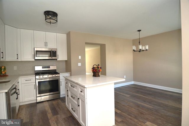 1027 MOORE RD, West Deptford, NJ 08086