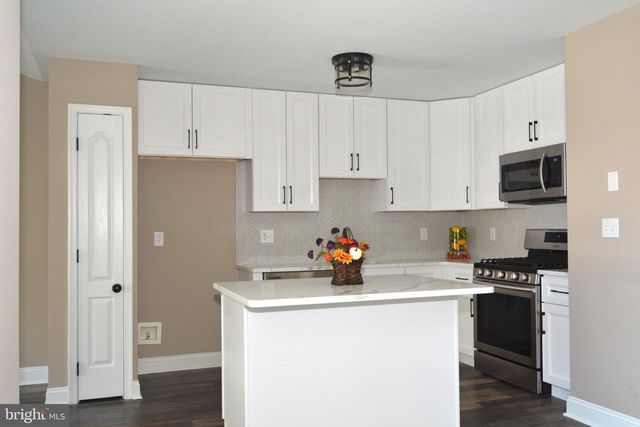 1027 MOORE RD, West Deptford, NJ 08086