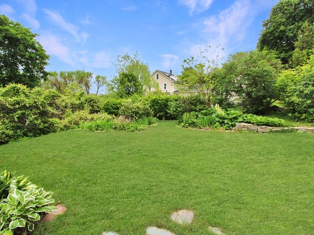 8 Van Ness Ave, Shrewsbury, MA 01545