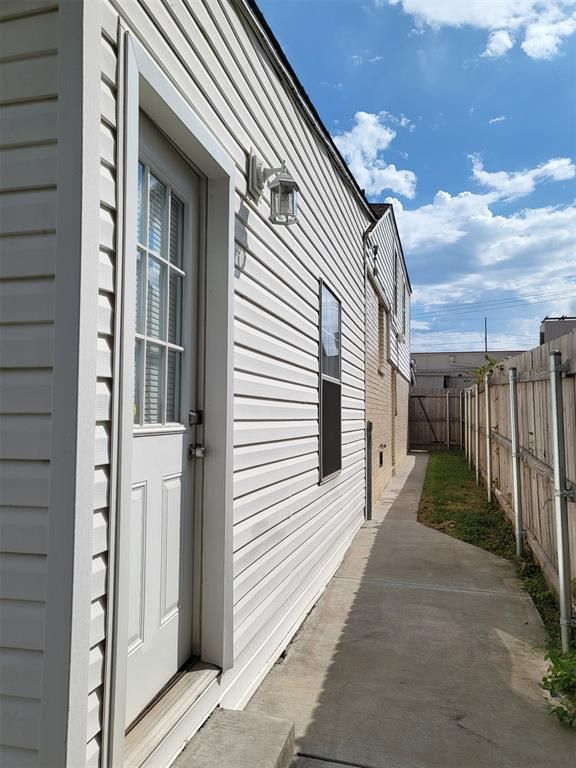 Image 4 of property listing at 2933 W Park Place, Oklahoma City, OK 73107