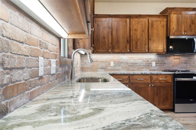 34830 S Falcon Crest Lane, Cookson, OK 74427