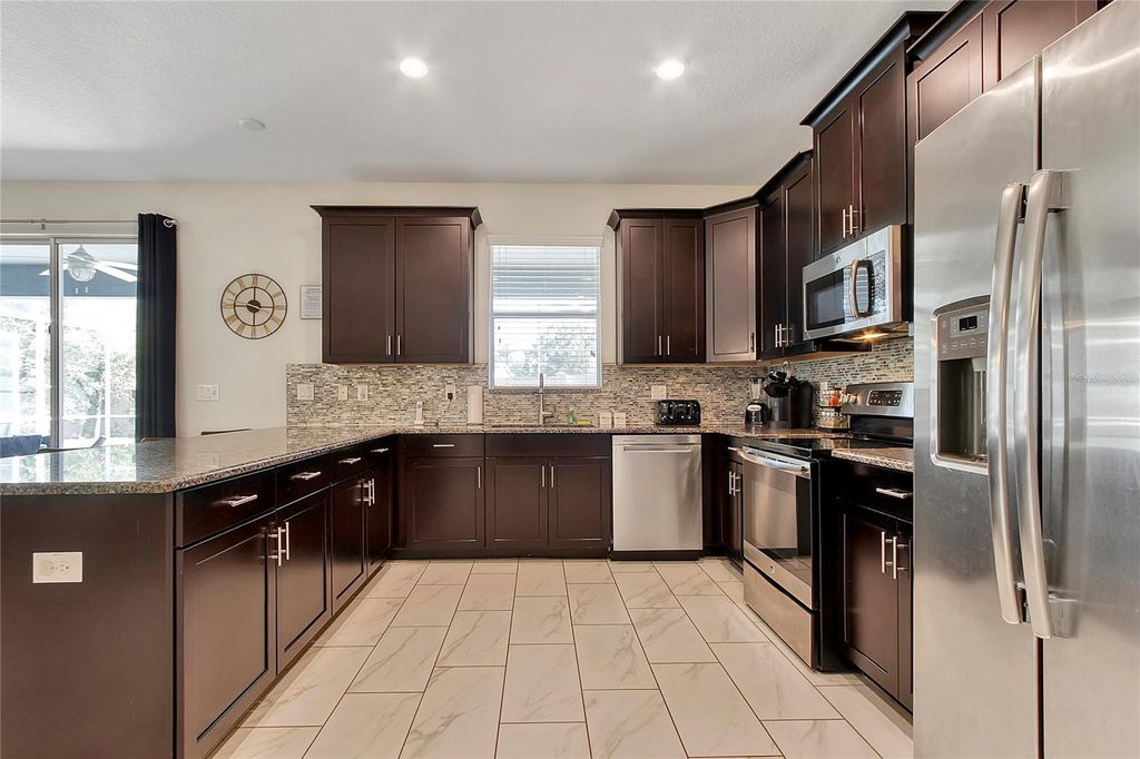 Image 13 of property listing at 1534 MOON VALLEY DRIVE, Davenport, FL 33896