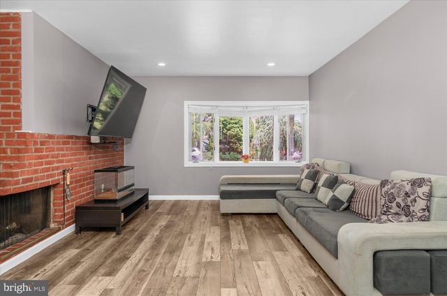 220 WILLOW DR, Levittown, PA 19054