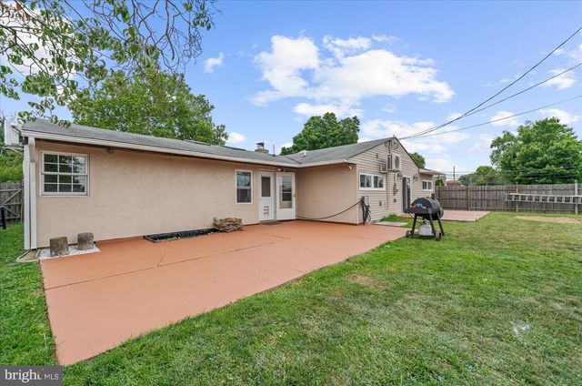 220 WILLOW DR, Levittown, PA 19054