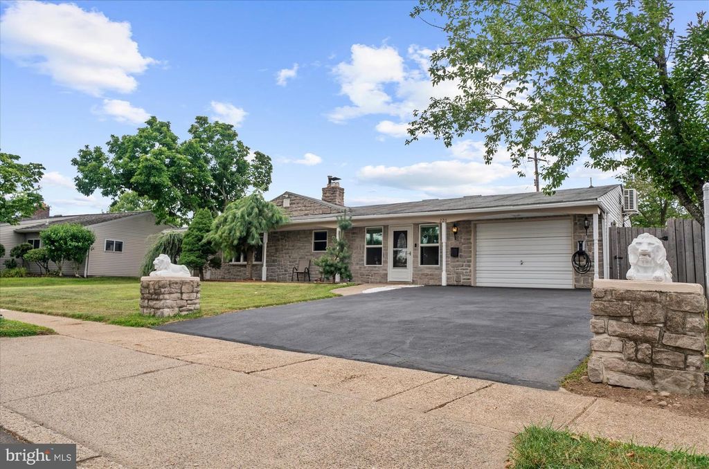 220 WILLOW DR, Levittown, PA 19054