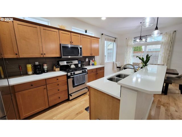 2461 MOUNTAIN Ter, Eugene, OR 97408