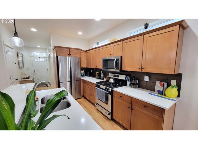 2461 MOUNTAIN Ter, Eugene, OR 97408