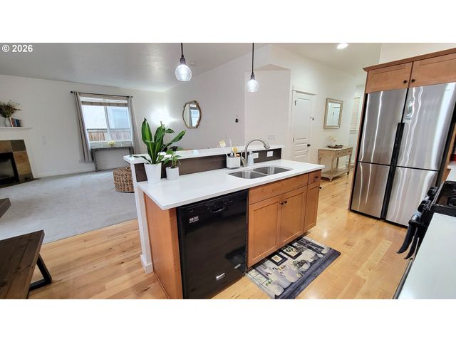 2461 MOUNTAIN Ter, Eugene, OR 97408