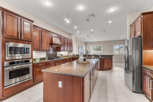 2498 Pepper Tree Ln, Manteca, CA 95336