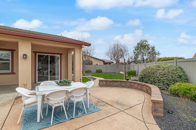 2498 Pepper Tree Ln, Manteca, CA 95336