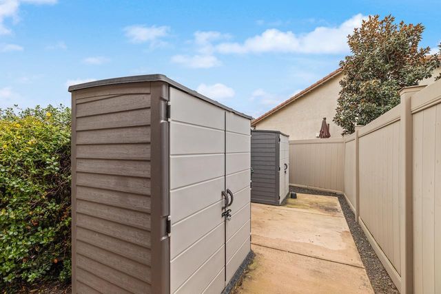 2498 Pepper Tree Ln, Manteca, CA 95336