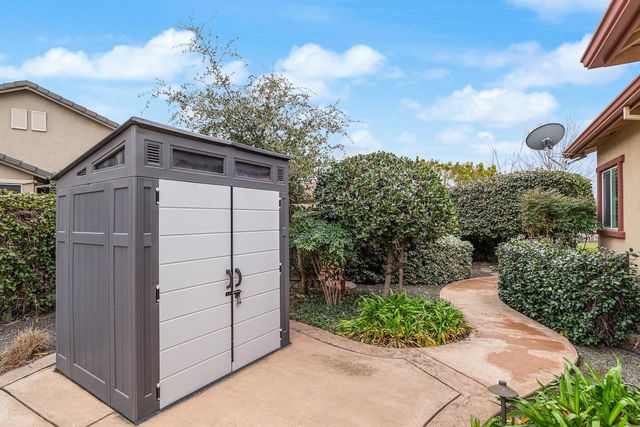 2498 Pepper Tree Ln, Manteca, CA 95336