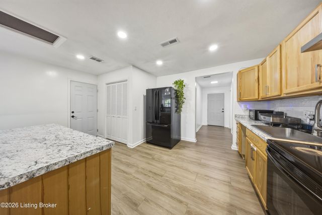 7005 Ethan Allen Way, Louisville, KY 40272