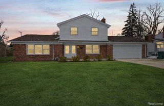 28426 Chatham Road, Grosse Ile, MI 48138