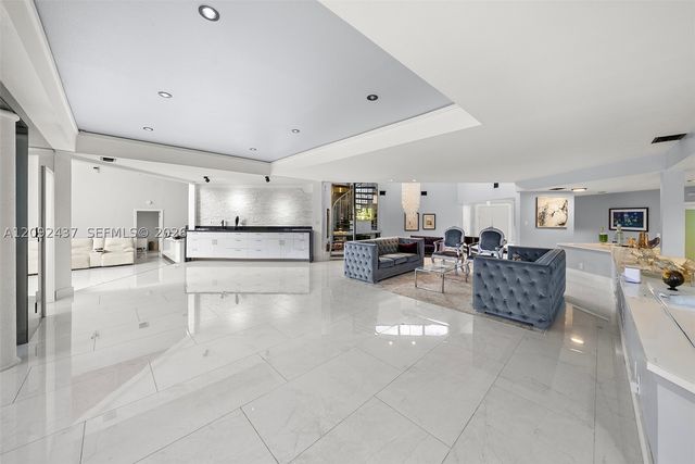 507 Palm Dr, Hallandale Beach, FL 33009