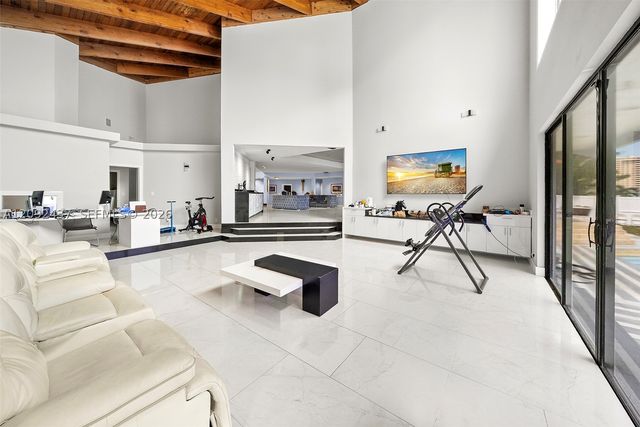 507 Palm Dr, Hallandale Beach, FL 33009