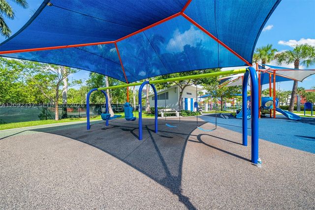 507 Palm Dr, Hallandale Beach, FL 33009