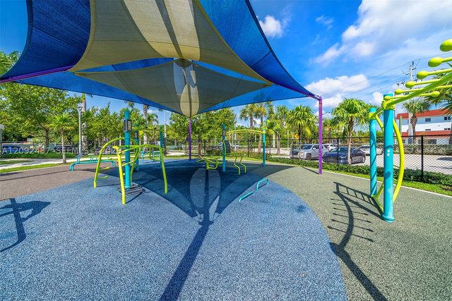 507 Palm Dr, Hallandale Beach, FL 33009