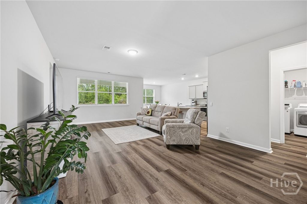 Image 10 of property listing at 125 Wedge Circle, Richmond Hill, GA 31324