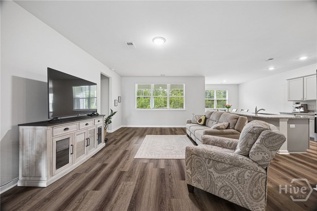 Image 11 of property listing at 125 Wedge Circle, Richmond Hill, GA 31324