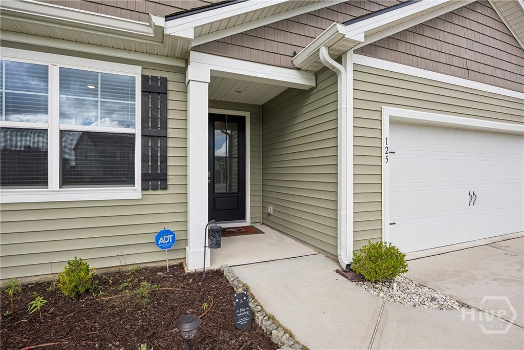 Image 6 of property listing at 125 Wedge Circle, Richmond Hill, GA 31324