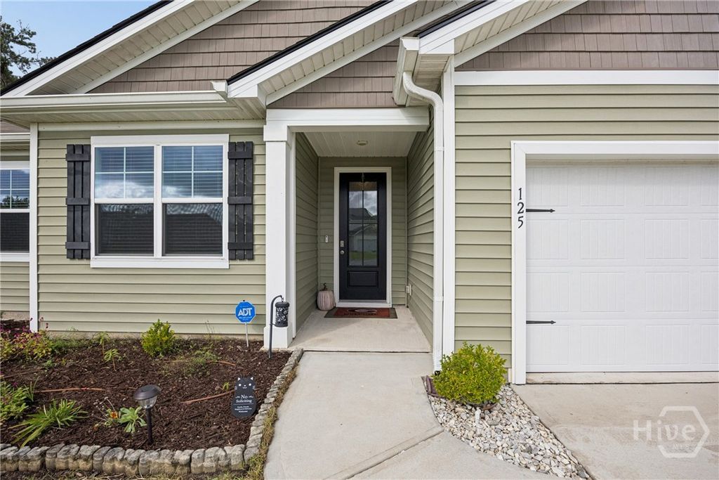Image 7 of property listing at 125 Wedge Circle, Richmond Hill, GA 31324