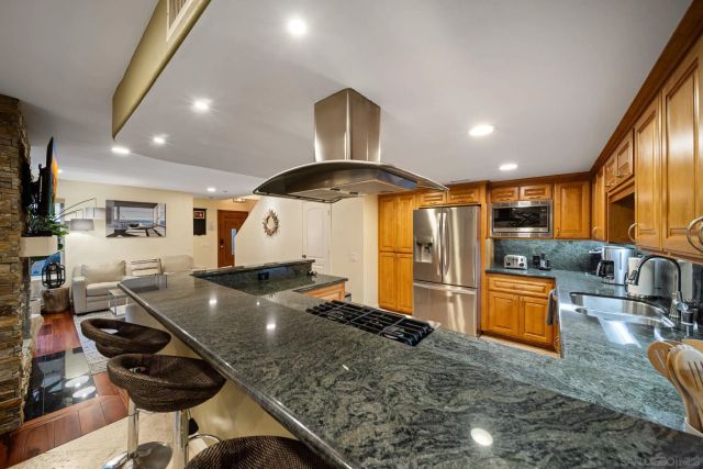 886 Felspar St, San Diego, CA 92109