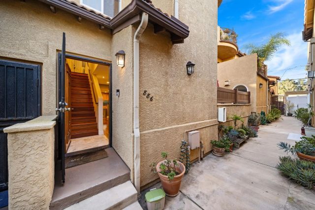 886 Felspar St, San Diego, CA 92109