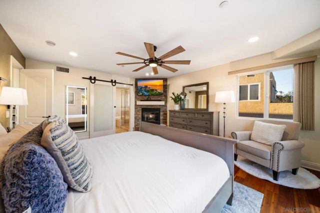 886 Felspar St, San Diego, CA 92109