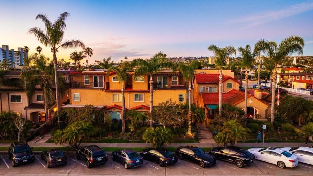 886 Felspar St, San Diego, CA 92109