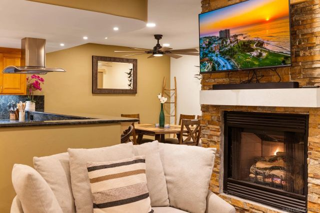 886 Felspar St, San Diego, CA 92109