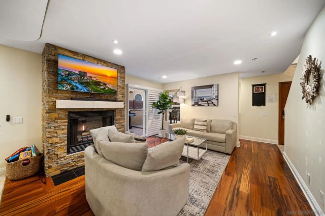 886 Felspar St, San Diego, CA 92109